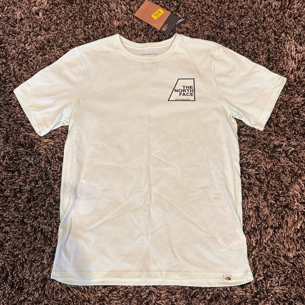 NWT Women’s North Face tee.‎ Size small.